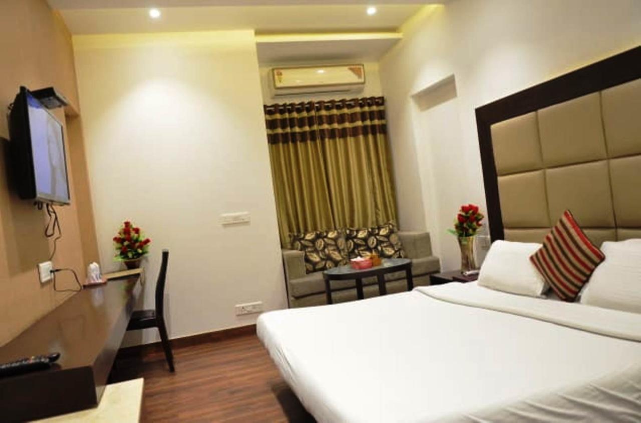 Hotel Vipul Grand 古尔冈 外观 照片